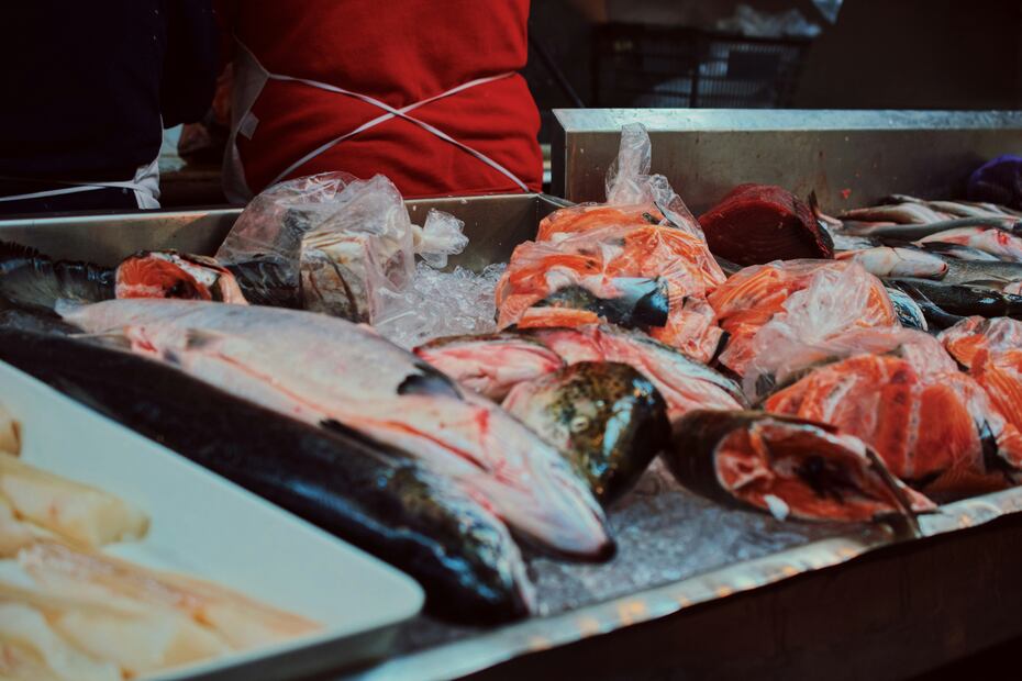 Al elegir pescados y mariscos, asegúrate de optar por productos frescos y de calidad, garantizando su inocuidad. Foto: Unsplash