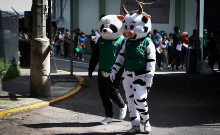 Conoce a "Vacuna", la botarga que ameniza vacunación contra Covid en CDMX