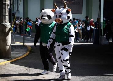 Conoce a "Vacuna", la botarga que ameniza vacunación contra Covid en CDMX