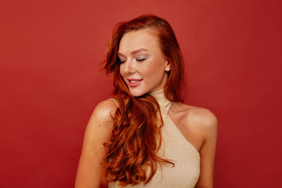 Difumina las canas con elegancia. Foto: Freepik