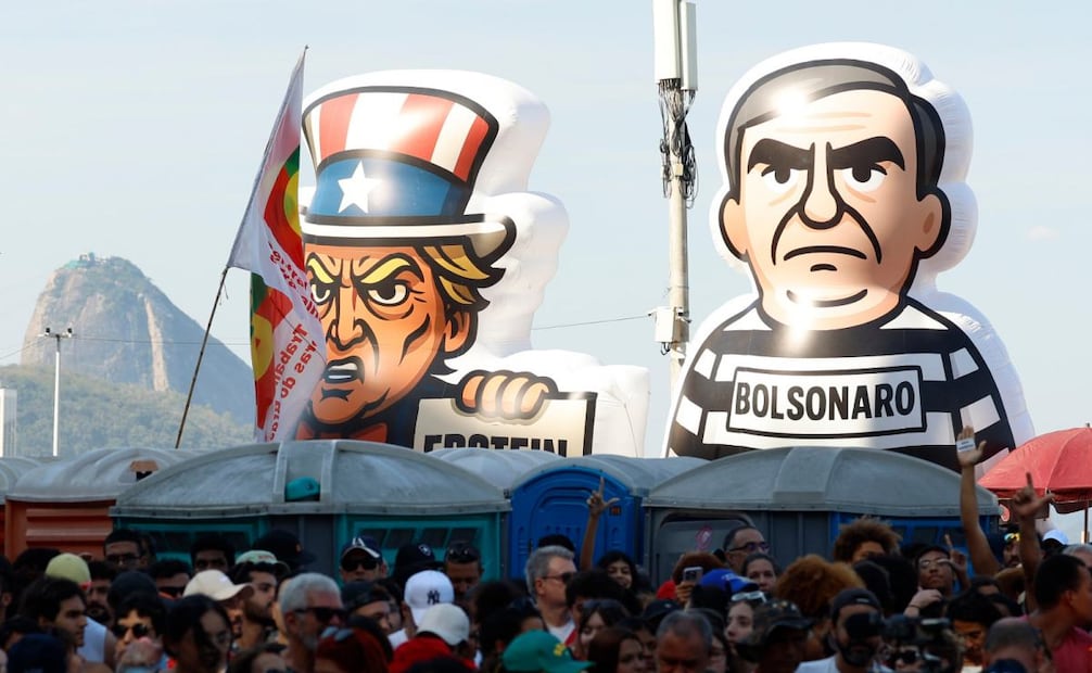 Activistas corean "No a la amnistía" en una protesta contra un proyecto de ley de amnistía que podría exonerar al expresidente Jair Bolsonaro y sus aliados, condenados por intentar un golpe de Estado en 2023. (21/09/25) Foto: EFE