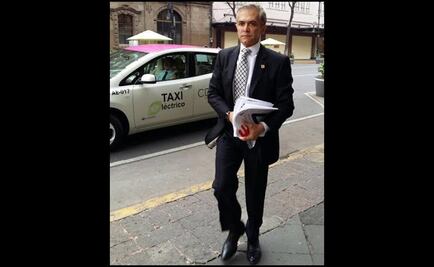 Mancera llega en taxi eléctrico al Palacio del Ayuntamiento