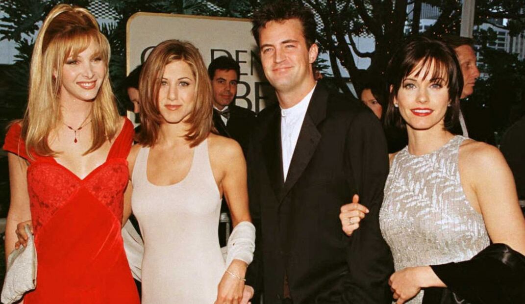 El elenco del exitoso programa de televisión estadounidense "Friends" de izquierda a derecha: Lisa Kudrow, Jennifer Aniston, Matthew Perry y Courtney Cox posan para los fotógrafos cuando llegan a la 53ª edición anual de los Golden Globe Awards el 21 de enero de 1996 en Beverly Hills. Foto: MIKE NELSON / AFP.