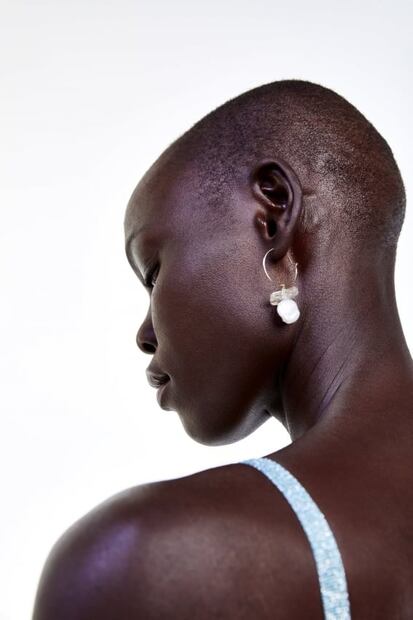 Alerta tendencia: los aretes de perlas y conchas son el must have perfecto para verano