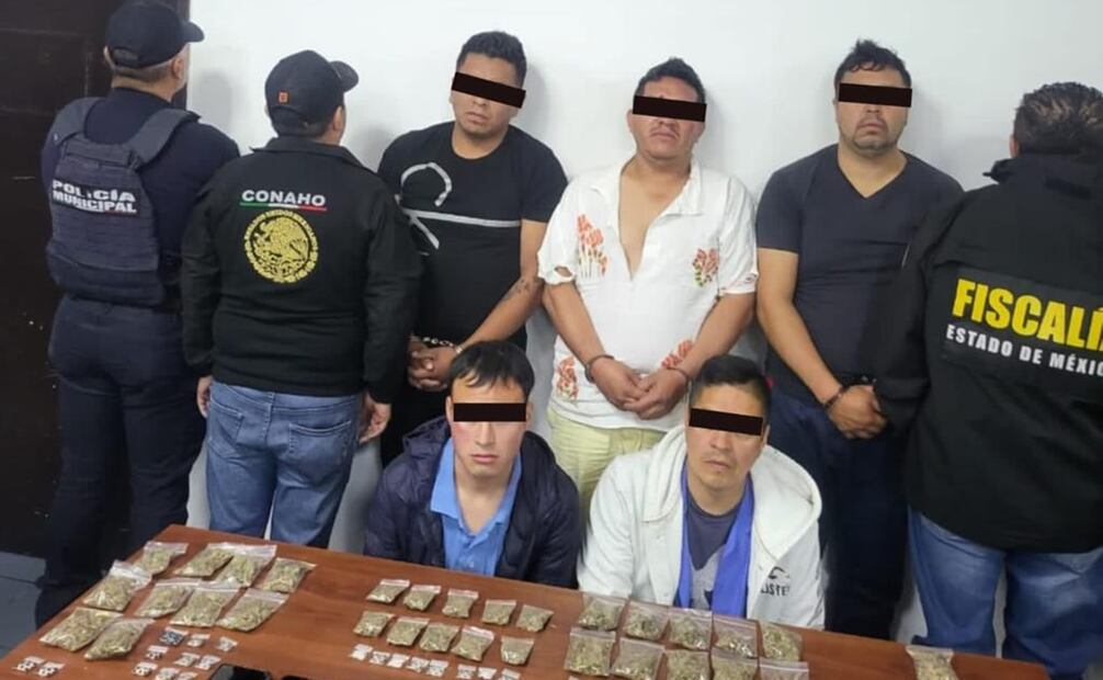 Los uniformados detuvieron a 4 personas más y les aseguraron un arma de fuego tipo revolver de la marca Colt, calibre .44 mágnum, con dos cartuchos útiles y cuatro casquillos percutidos así como diversas dosis de probables estupefacientes. Foto: Especial.
