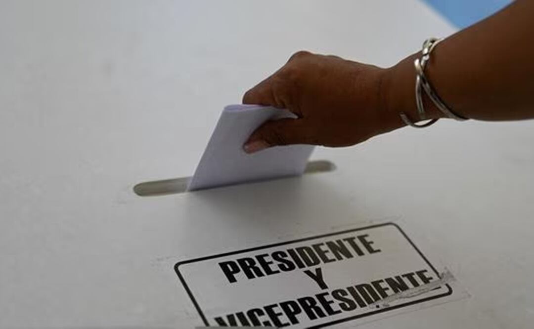 Un miembro de la Junta Electoral Departamental de Guatemala instala una mesa de votación en una escuela en el pueblo de Puerta Parada, Santa Catarina Pinula, Guatemala. Foto: AFP