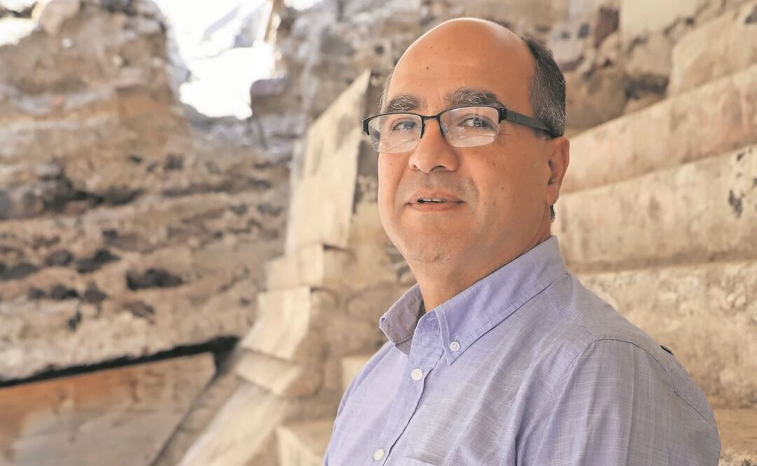 El arqueólogo Leonardo López Luján, compilador del libro, en la zona arqueológica del Templo Mayor.
