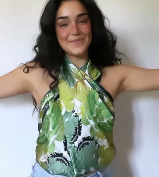 La hija de Biby Gaytán te enseña a usar un pañuelo como blusa