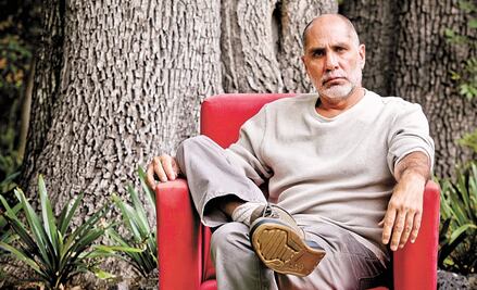 Si no tomas riesgos, ¿para qué escribir?: entrevista con el escritor y guionista Guillermo Arriaga