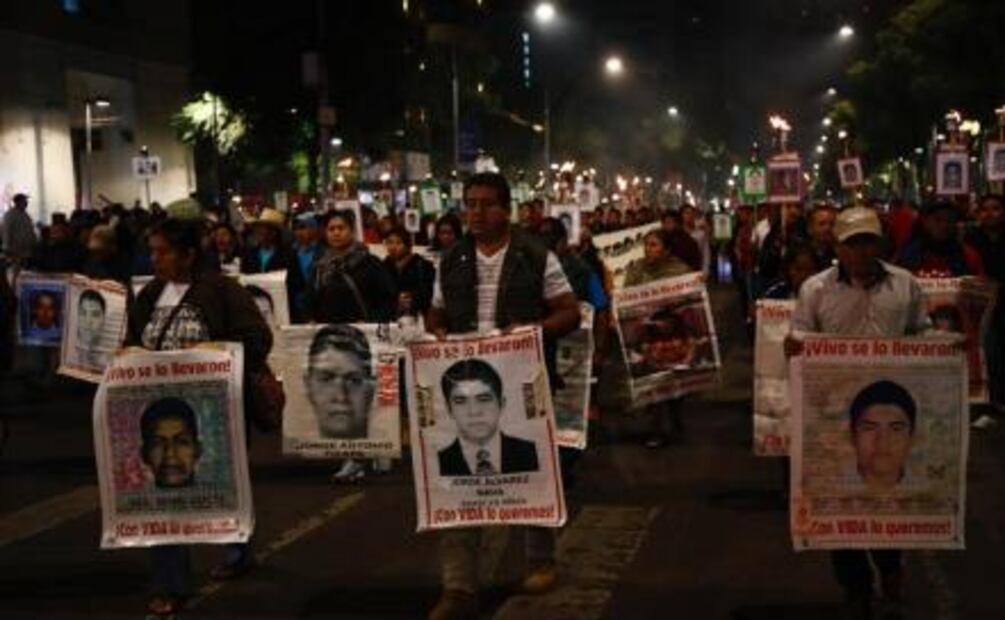 Padres de los 43 normalistas de Ayotzinapa marchan sobre Reforma 