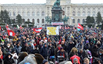 Miles de personas se manifiestan en Viena contra el confinamiento