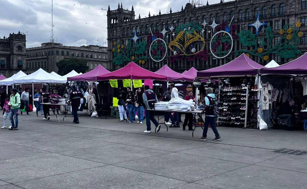Retiran romería instalada en la explanada del Zócalo (15/12/2025). Foto: Especial
