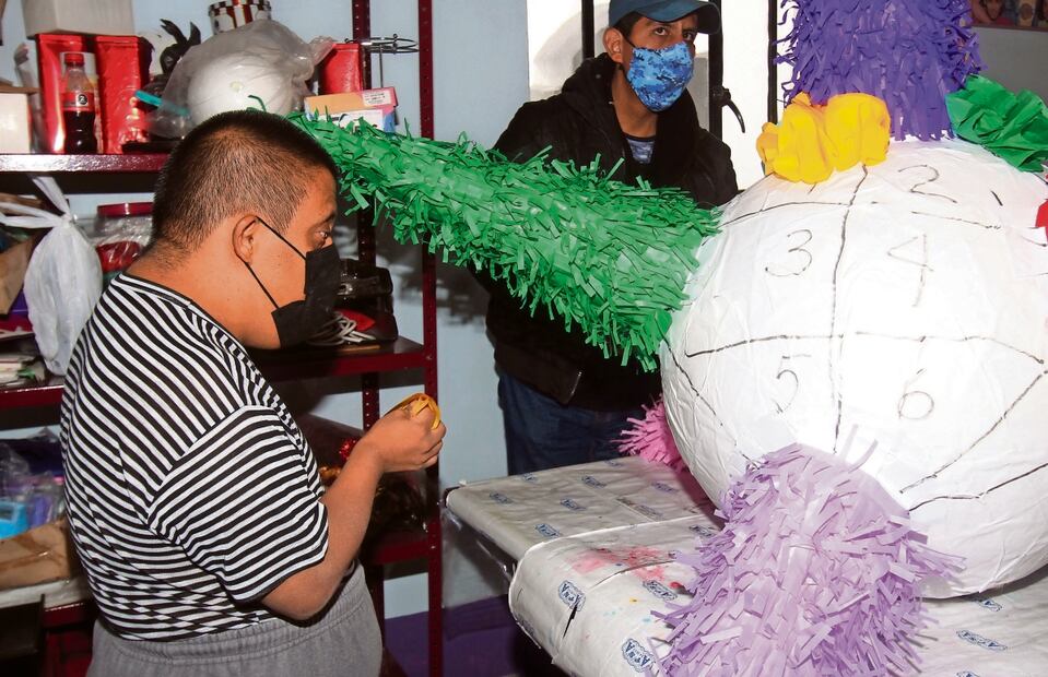Este año, Integra realizó aproximadamente 500 piñatas de diferentes tamaños. Los precios van desde 35 hasta 360 pesos. Foto: Omar Contreras