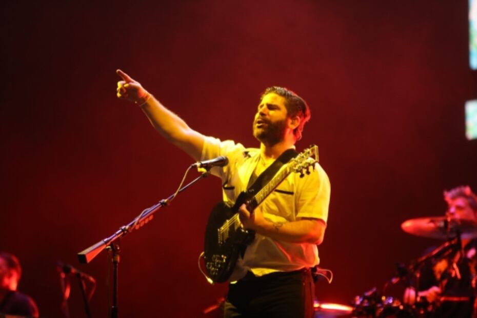Corona Capital 2022: Pese a lluvia, Foals llena el escenario más grande del festival