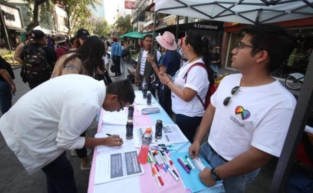 Comunidad trans organiza "firmatón" para detener iniciativas contra sus derechos