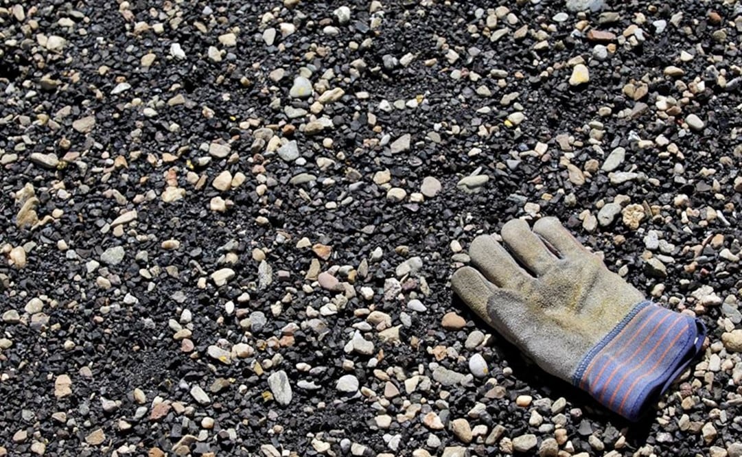 An industrial glove is seen at the Cananea copper mine in Mexico's state of Sonora February 16, 2010 - Photo: Daniel Aguilar/Reuters