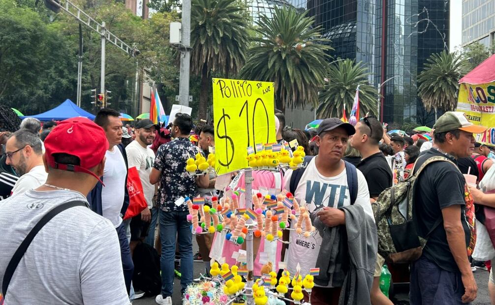 Sobre Paseo de la Reforma, en la capital mexicana, además de orgullo, marchan hombres y mujeres que están trabajando y su esfuerzo sostendrá a cientos de familias los próximos días. Se vende de todo: pines, gorros, banderas, paliacates, cerveza, azulitos, mojitos, banderillas, hamburguesas. Foto: Alejandra Canchola / EL UNIVERSAL