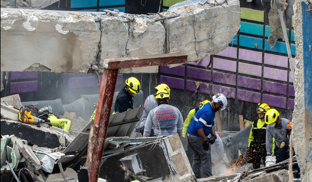 Equipos de rescate continúan con sus labores un día después del derrumbe del techo de la discoteca Jet Set en Santo Domingo, República Dominicana, el miércoles 9 de abril de 2025. Foto: AFP