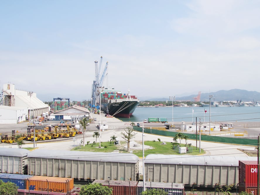 Manzanillo es el principal puerto de carga del país y se ha visto afectado en los últimos meses hasta el flujo vial de la ciudad y las empresas que operan en esa instalación ya absorbida por la ciudad. Foto: Archivo/El Universal