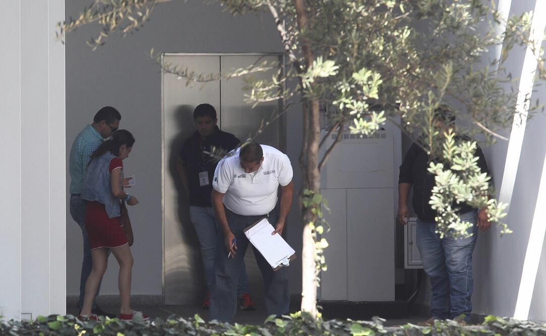 Peritos del Instituto Jalisciense de Ciencias Forenses realizaron ayer diligencias en el sitio donde fue herido un oficial del consulado de EU en Guadalajara el viernes. (Foto: EFE)
