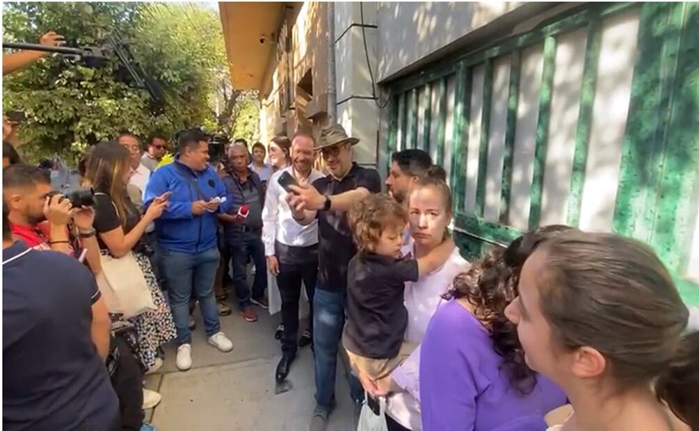 Llega Taboada a su casilla, y hacer fila para votar. Foto: Captura de pantalla