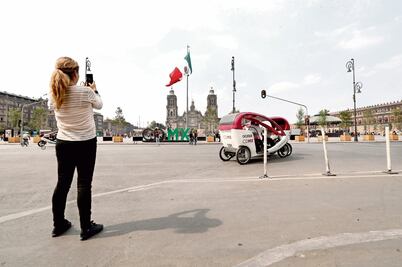 Paseantes disfrutan del Zócalo peatonal; se genera caos vial