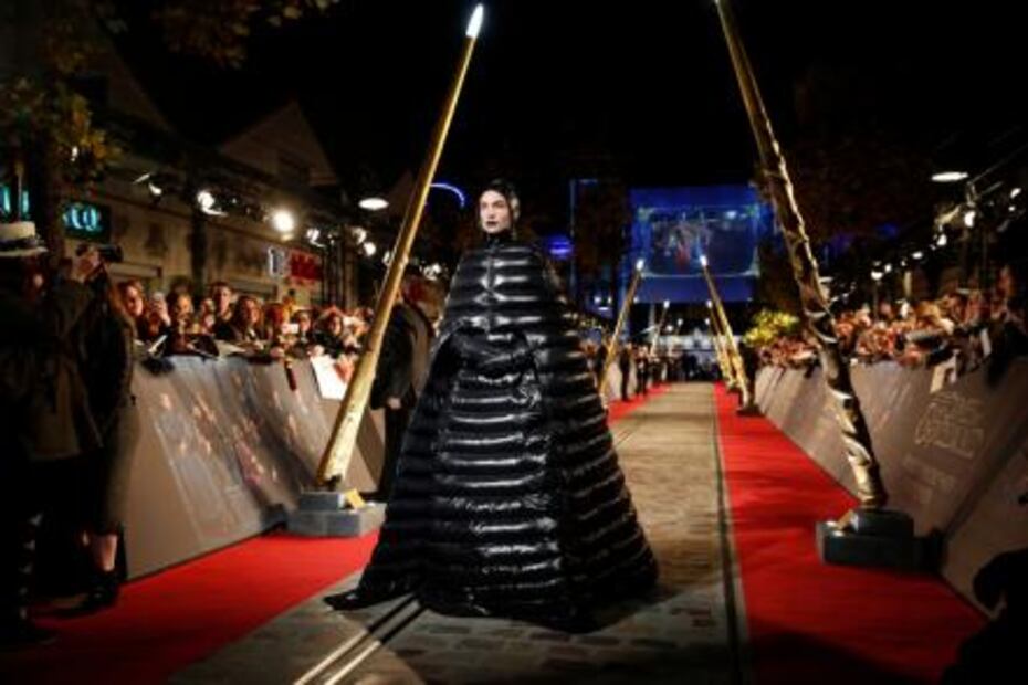 Ezra Miller lleva vestido de plumas a la alfombra roja ¿y cuál es el problema?