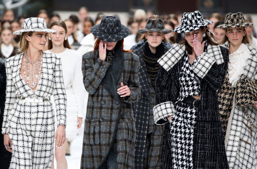Las modelos se encontraban muy conmocionadas por ser el último desfile que Karl dirigía. Foto: REUTERS