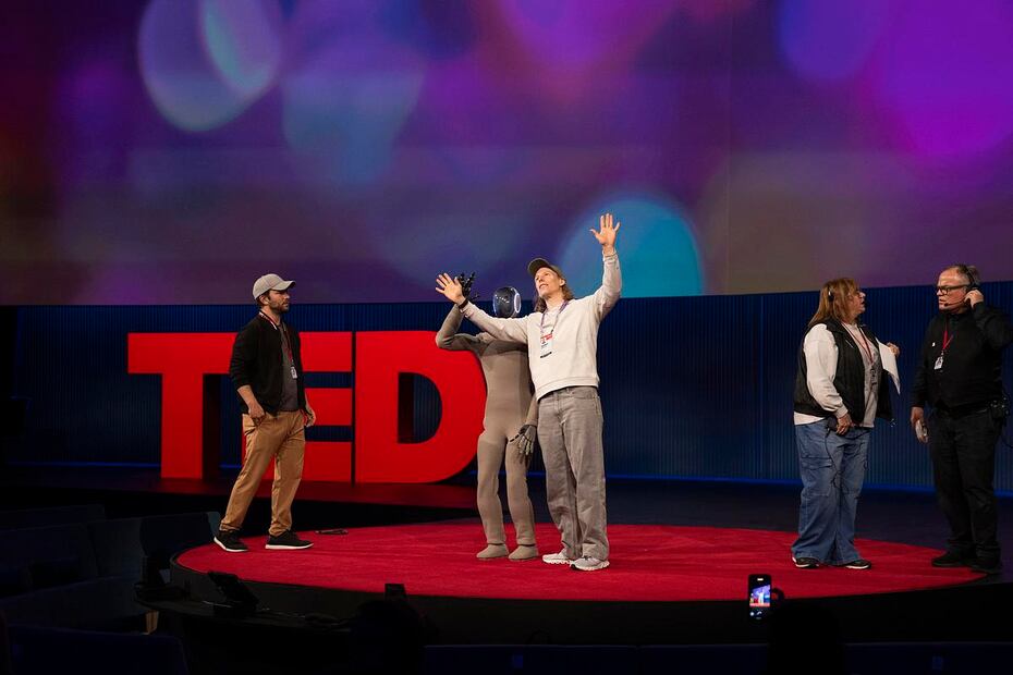 Bernt Bornich y el robot Neo durante el ensayo general previo a la inauguración de TED 2025: "Humanity Reimagined", en Vancouver. La imagen muestra parte de la preparación técnica antes del esperado debut escénico del androide. Foto: Jasmina Tomic / TED.