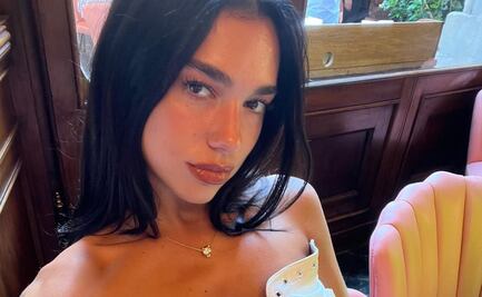 Dua Lipa luce perfecta con falda tableada y botas altas