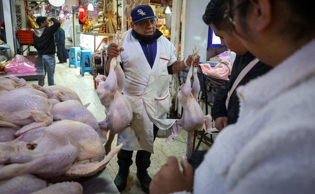 Personas acuden al mercado de San Juan para comprar de último momento los insumos para preparar la cena de Navidad. FOTO: Diego Simón/EL UNIVERSAL