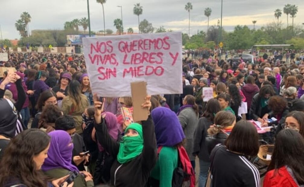 Mujeres marchan por el 8M en los estados