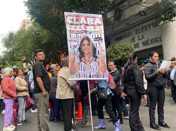 Simpatizantes de Clara Brugada esperan su llegada a Tribunal Electoral de CDMX; recibirá constancia de validez de la elección