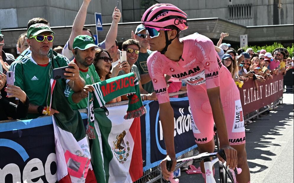 Un grupo de mexicanos apoya al ciclista Isaac Del Toro, del Uae Team Emirates Xrg, en la salida de la etapa 20 del Giro de Italia, el 31 de mayo de 2025. Foto: EFE