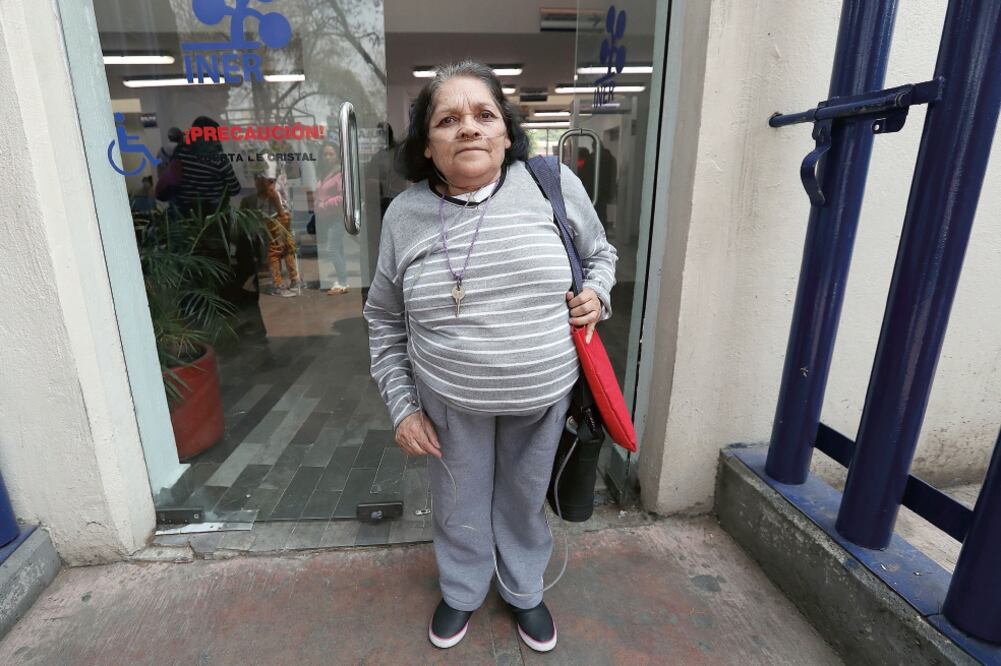 Desde hace 19 años, María Elena padece Enfermedad Pulmonar Obstructiva Crónica. Cuando los niveles de contaminación rebasan los 150 puntos IMECA se le dificulta respirar. (Fotos: ARIEL OJEDA)