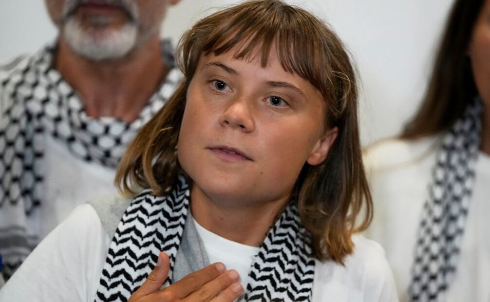 La activista sueca Greta Thunberg habla a su llegada al Aeropuerto Internacional Eleftherios Venizelos de Atenas, el lunes 6 de octubre de 2025, tras ser deportada de Israel por participar en una flotilla de ayuda humanitaria con destino a Gaza. Foto: AP