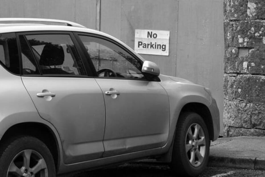 Estacionar tu auto en las banquetas podría hacerte acreedor a una multa. Foto: Archivo EL UNIVERSAL