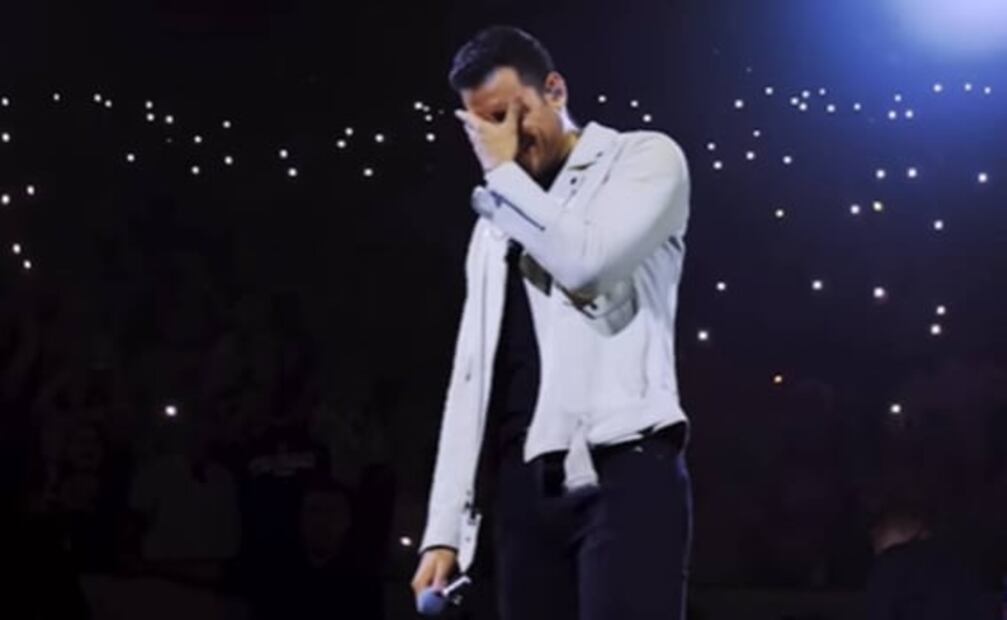 Carlos Rivera vive emotivo momento en concierto: Llora en el escenario por la muerte de su padre