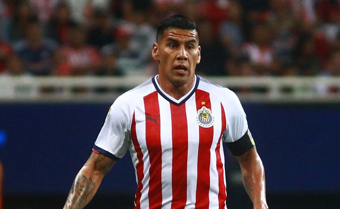 Carlos Salcido abandonó la concentración de Chivas
