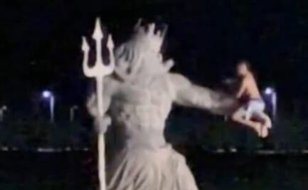 Detienen a hombre por escalar la estatua de Poseidón de Progreso, Yucatán; estaba presuntamente intoxicado