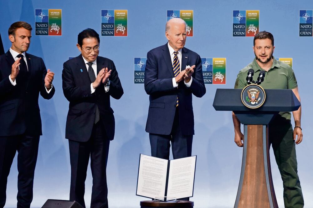 El presidente ucraniano, Volodimir Zelensky, recibe el aplauso de los presidentes de Francia (izq), Estados Unidos (tercero de izq. a der.) y del premier japonés, en Vilna. Foto: Ludovic Marin / AFP