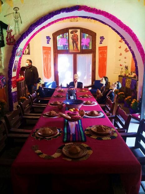 Altares de muertos y gastronomía tradicional mexicana en casa del Indio Fernández