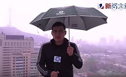 Video. Reportero es alcanzado por un rayo durante transmisión en vivo