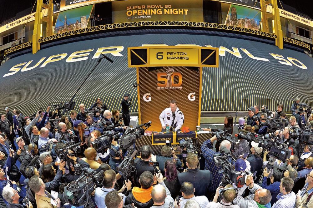 Peyton fue muy asediado por los medios en lo que fue su cuarto “Media Day” y en el que reconoció las grandes habilidades de su antagonista Cam Newton (KIRBY LEE. USA TODAY SPORTS)