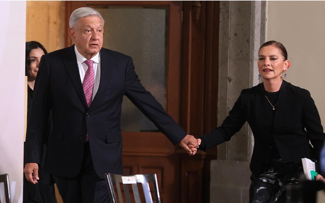 El presidente Andrés Manuel López Obrador llega a la mañanera tomado de la mano de su esposa, la doctora Beatriz Gutiérrez Müller. Foto: Berenice Fregoso/EL UNIVERSAL