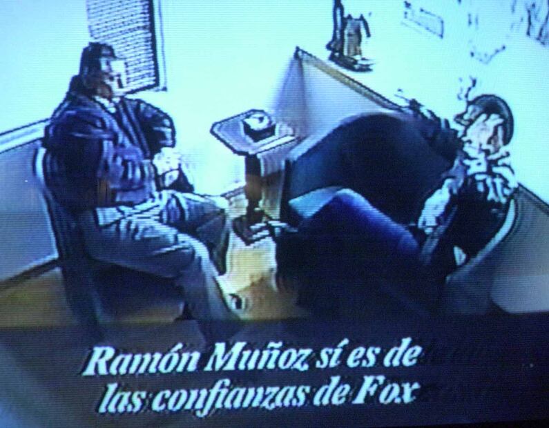 Aspecto de un nuevo 'videoescándalo' donde el empresario argentino Carlos Ahumada, entonces preso por presunta corrupción, sostiene una conversación con el político Ramón Sosamontes, ex militante del PRD. La diputada Dolores Padierna, esposa del diputado desaforado René Bejarano, quien se encuentra en la cárcel por presunta corrupción fue quien proporcionó el video publicado el 16 de noviembre de 2004. Agencia.