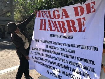 Activista cumple 55 horas de huelga en explanada de FES Acatlán