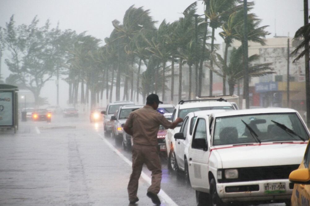 Las fuertes lluvias que se presentaron en la zona conurbada de Veracruz provocaron la inundación de calles, en tanto la fuerza de los vientos logró derribar postes de luz y estructuras metálicas (PATRICIA MORALES. EL UNIVERSAL)