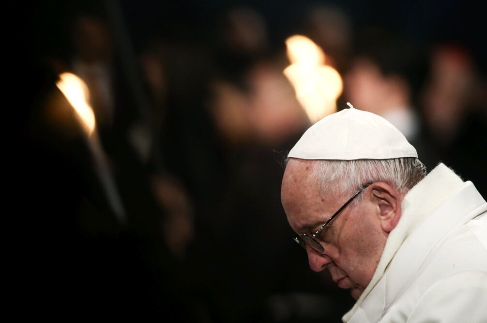El Papa Francisco encabezó el Viacrucis de Viernes Santo en el Coliseo romano y recordó a los cristianos perseguidos o a los refugiados pero clamó también contra quienes generan sufrimiento, como los curas pederastas o los terroristas. Foto Reuters