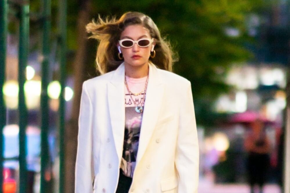 Gigi Hadid paseó con una bolsa hecha por manos mexicanas; todo por una buena causa. Foto: Instagram